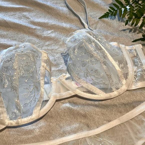 Frostbite Bra & Panty Set - White 38/85D - Picture 4 of 7